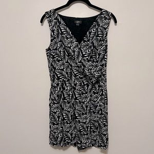 Women’s Ann Taylor Loft Black and White Leaf Patterned Romper Size 4P Petite
